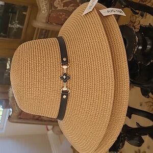 Straw hat sand color with gold trim